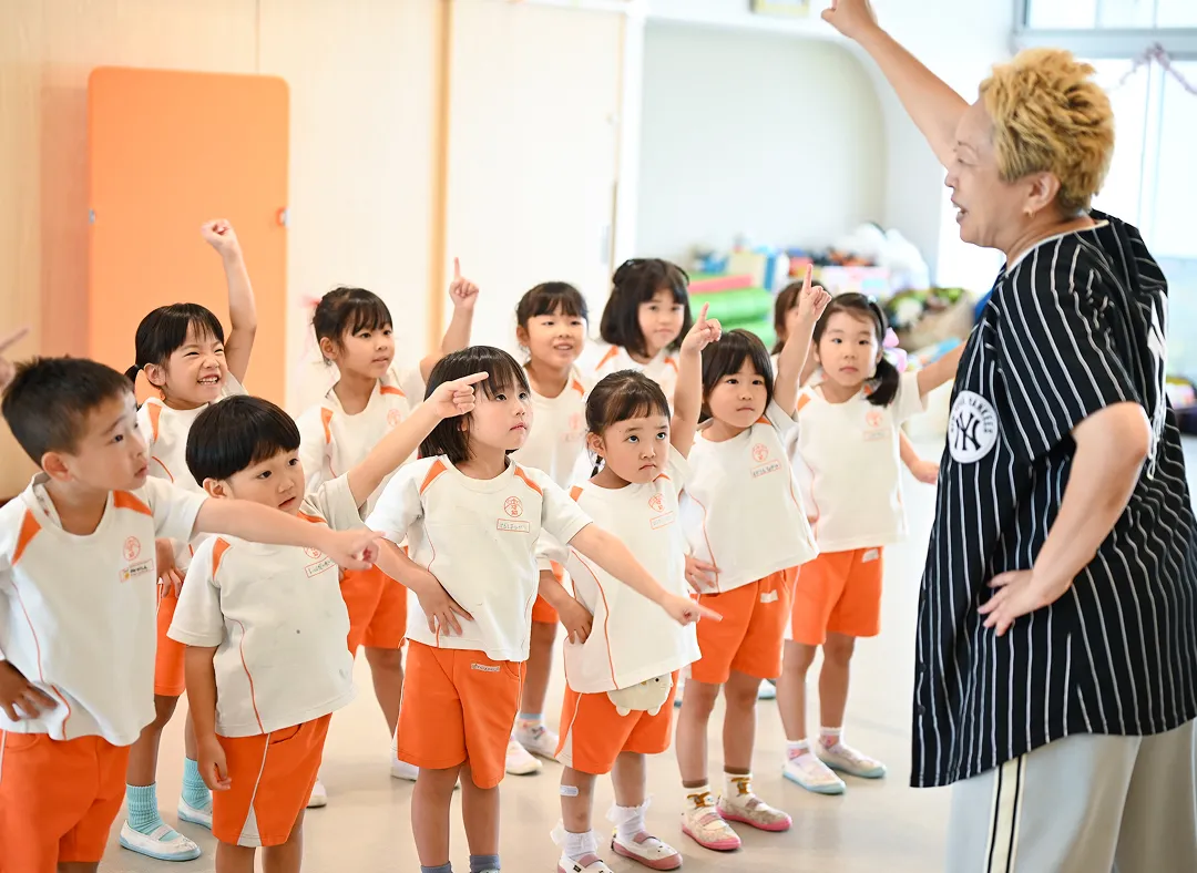 プロダンサーと一緒に踊る園児たち
