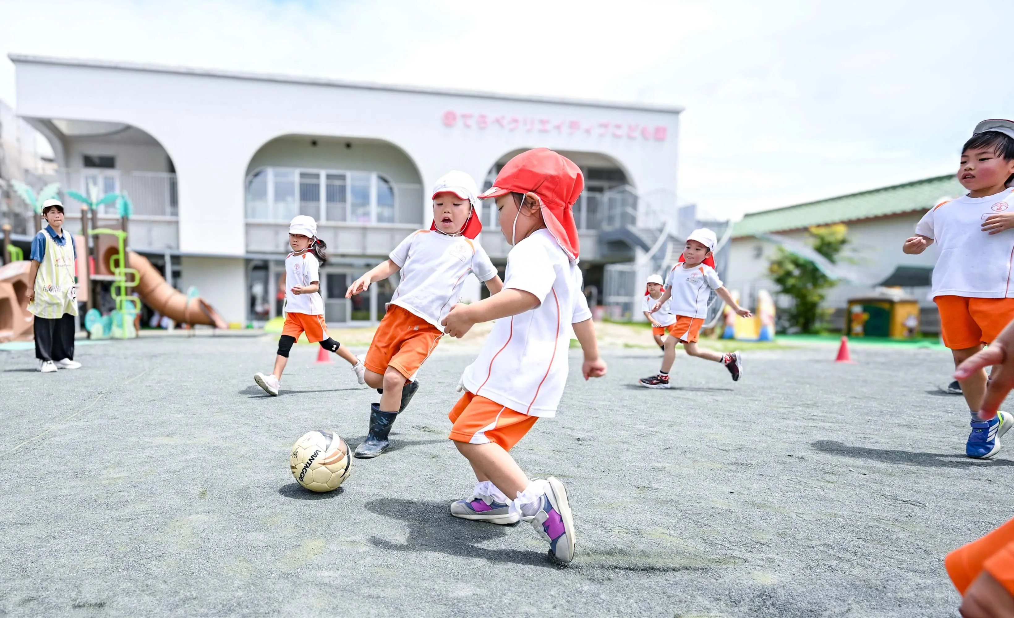 サッカーができる広い園庭