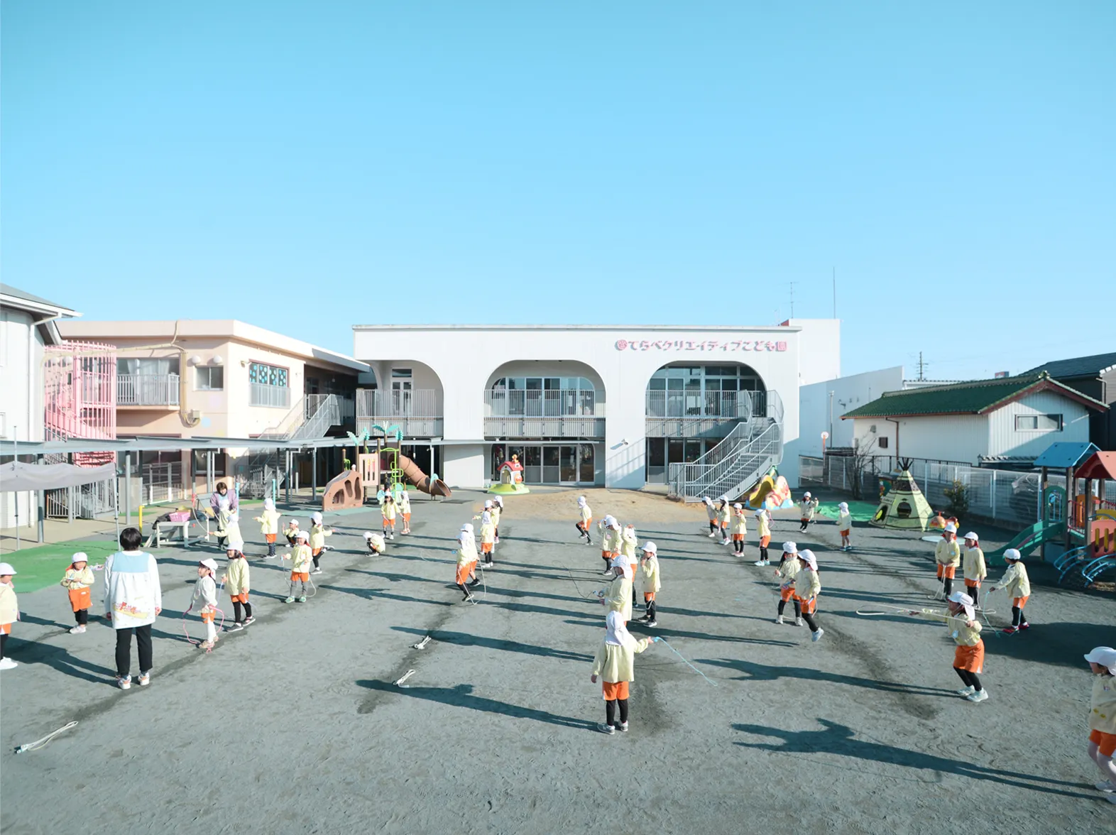 子供たちが園庭で楽しく遊んでいる写真