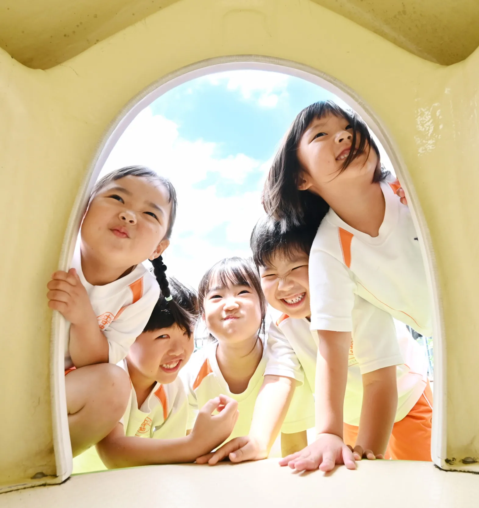 子供達が楽しそうに遊んでいる写真